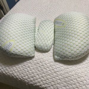 Proactive Pregnancy Green and White Pillow Set